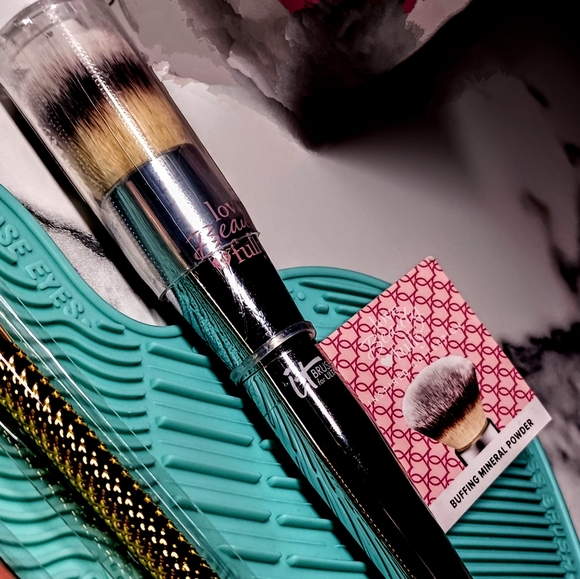 Electric Makeup Brush Cleaner w/ Brushes and Cleaning Mat. - Picture 6 of 7